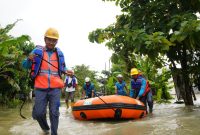 Petugas PLN melakukan patroli kelistrikan untuk mengecek kondisi infrastruktur kelostrikan di wilayah terdampak banjir.