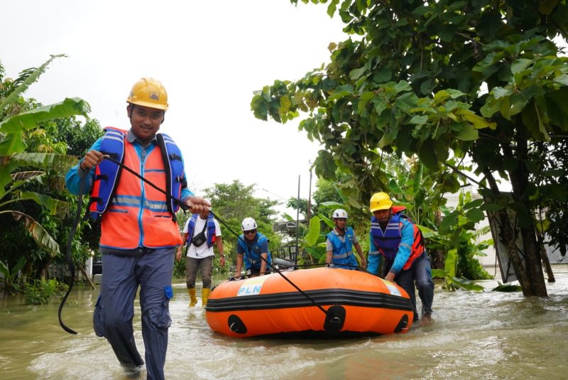 Petugas PLN melakukan patroli kelistrikan untuk mengecek kondisi infrastruktur kelostrikan di wilayah terdampak banjir.