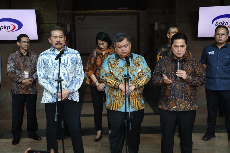 Didampingi oleh Kepala BPKP Muhammad Yusuf Ateh (depan-tengah) dan Jaksa Agung RI, ST Burhanudin (depan-kiri), Menteri BUMN Erick Thohir (depan-kanan) menyampaikan bahwa Badan Usaha Milik Negara (BUMN) yang sehat merupakan hal yang krusial. Pasalnya, BUMN sebagai sepertiga kekuatan ekonomi Indonesia tak sekadar korporasi, melainkan juga pelayanan publik yang erat dengan ekonomi kerakyatan.