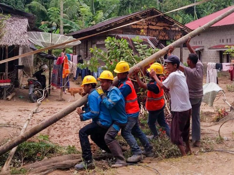 Petugas PLN gotong royong bersama masyarakat memperbaiki tiang listrik yang roboh akibat bencana banjir dan longsor yang menerjang Kabupaten Pesisir Selatan, Sumatera Barat, pada Senin (11/3).