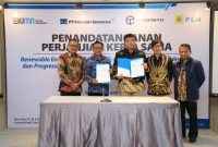 Penandatanganan kerja sama antara PLN dengan PT Easterntex terkait peralihan penggunaan listrik yang sebelumnya berasal dari pembangkit milik pribadi menjadi menggunakan listrik yang disuplai PLN oleh Manager PLN Unit Pelaksana Pelayanan Pelanggan (UP3) Pasuruan Agus Susanto (kedua kiri) dan Production Director PT Easterntex Yoshiaki Kataoka (tengah), dan disaksikan langsung oleh General Manager PLN Unit Induk Distribusi (UID) Jawa Timur Agus Kuswardoyo (kiri), Advisor PT Easterntex Ikawa (kedua kanan) serta Vice President PAE Sektor Swa dan Bisnis Individu PLN Fauzi Arubussman (kanan).