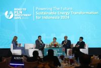 Direktur Transmisi dan Perencanaan Sistem PLN Evy Haryadi (kedua kanan) saat menyampaikan upaya dan inovasi transisi energi yang dilakukan PLN pada diskusi Road to PLN Investment Days 2024 bertema “Powering the Future: Sustainable Energy Transformation for Indonesia 2024” didampingi oleh Executive Director CSIS Yose Rizal Damuri (kedua kiri), Direktur Pembinaan Program Ketenagalistrikan Kementerian Energi dan Sumber Daya Mineral Republik Indonesia Wanhar (tengah), dan Akademik Pusat Studi Energi Universitas Gajah Mada Deendarlianto (kanan).