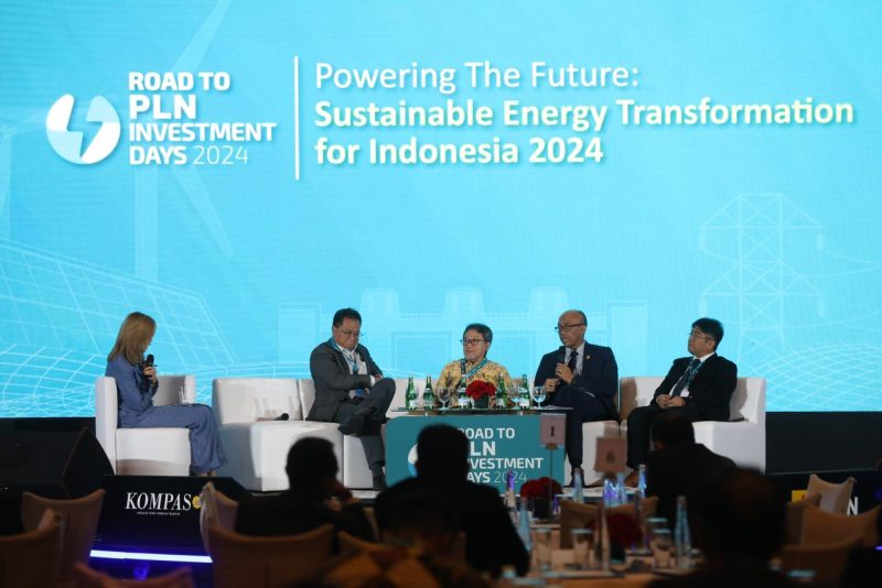 Direktur Transmisi dan Perencanaan Sistem PLN Evy Haryadi (kedua kanan) saat menyampaikan upaya dan inovasi transisi energi yang dilakukan PLN pada diskusi Road to PLN Investment Days 2024 bertema “Powering the Future: Sustainable Energy Transformation for Indonesia 2024” didampingi oleh Executive Director CSIS Yose Rizal Damuri (kedua kiri), Direktur Pembinaan Program Ketenagalistrikan Kementerian Energi dan Sumber Daya Mineral Republik Indonesia Wanhar (tengah), dan Akademik Pusat Studi Energi Universitas Gajah Mada Deendarlianto (kanan).