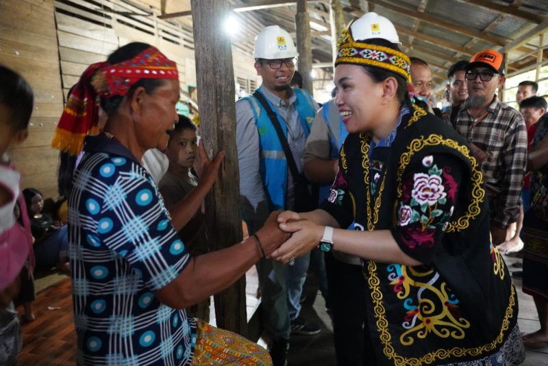 Dalam kesempatannya, General Manager PLN Unit Induk Distribusi Kalimantan Barat Joice Lanny Wantania (kanan) mengucapkan terima kasih kepada para pihak yang telah mendukung proses penyalaan listrik desa ini. Dirinya juga berharap aktivitas masyarakat akan semakin produktif dan mampu memajukan kesejahteraan wilayah setempat.