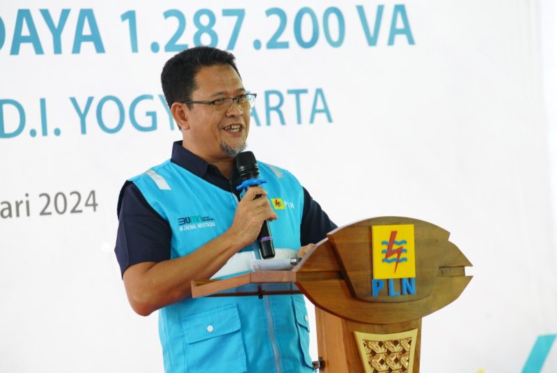 Senior Manager Perencanaan PLN Unit Induk Distribusi Jawa Tengah dan DIY Arif Pramudya saat memberikan sambutan dalam acara penyalaan serentak Electrifying Agriculture (EA) desa Klunjukan, Pekalongan.