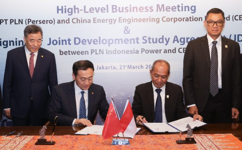 Disaksikan oleh Direktur Utama PLN, Darmawan Prasodjo (paling kanan) dan Board Chairman of CEEC, Song Hailiang (paling kiri), penandatanganan Perjanjian Studi Pengembangan Bersama (Joint Development Study Agreement/ JDSA) dilakukan oleh Direktur Utama PLN Indonesia Power, Edwin Nugraha (kedua dari kanan) dan Chairman of China Energy International Group, Lyu Zexiang (kedua dari kiri) di Jakarta pada (21/3).