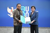 Deputi Bidang Manajemen Sumber Daya Manusia, Teknologi, dan Informasi Kementerian BUMN Tedi Bharata (kiri) saat menyerahkan keputusan Rapat Umum Pemegang Saham pengangkatan Nawal Nely (kanan) sebagai Komisaris PLN. Penyerahan keputusan tersebut dilakukan di Kantor Kementerian BUMN, Jakarta, pada Selasa (19/03).