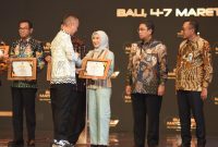 Keterangan Foto 1: Menteri Perindustrian Agus Gumiwang menyerahkan penghargaan kepada Direktur Utama Pertamina Nicke Widyawati saat acara penghargaan Penggunaan Produk Dalam Negeri (P2DN) kategori BUMN yang merupakan bagian acara Business Matching 2024 “Belanja Produk Dalam Negeri” yang diselenggarakan di Sanur, Bali pada Kamis (7/3/2024)