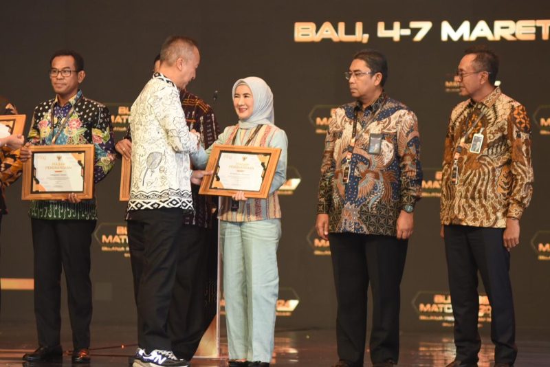 Keterangan Foto 1: Menteri Perindustrian Agus Gumiwang menyerahkan penghargaan kepada Direktur Utama Pertamina Nicke Widyawati saat acara penghargaan Penggunaan Produk Dalam Negeri (P2DN) kategori BUMN yang merupakan bagian acara Business Matching 2024 “Belanja Produk Dalam Negeri” yang diselenggarakan di Sanur, Bali pada Kamis (7/3/2024)