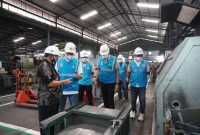 General Manager PLN Unit Induk Distribusi (UID) Banten, Abdul Mukhlis (kedua dari kiri) bersama jajaran PLN UID Banten saat melakukan kunjungan ke PT Nikko Steel, sebagai salah satu pelanggan bisnis dan industri di wilayah Tangerang, Banten untuk memastikan pelayanan yang optimal dari PLN.