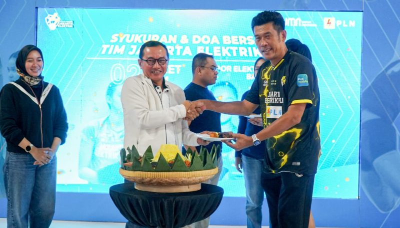 Sekretaris Perusahaan PLN Alois Wisnuhardana (tengah) didampingi Ketua tim bola voli Jakarta Elektrik PLN Arsyadany G. Akmalaputri (kiri) memberikan potongan tumpeng pertama kepada Pelatih Kepala Jakarta Elektrik PLN Chamnan Dok Mai (kanan) dalam acara Tasyakuran dan Doa Bersama tim Jakarta Elektrik PLN, Sabtu (2/3).