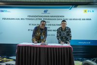 General Manager PLN Unit Induk Distribusi Kalimantan Timur dan Kalimantan Utara, Agung Murdifi dan Direktur PT Kalimantan Ferro IndustryI, Li Jian saat melakukan penandatanganan Amandemen Perjanjian Jual Beli Tenaga Listrik dari 100 Mega Volt Ampere (MVA) menjadi 300 MVA, pada Selasa (5/3) di Jakarta.