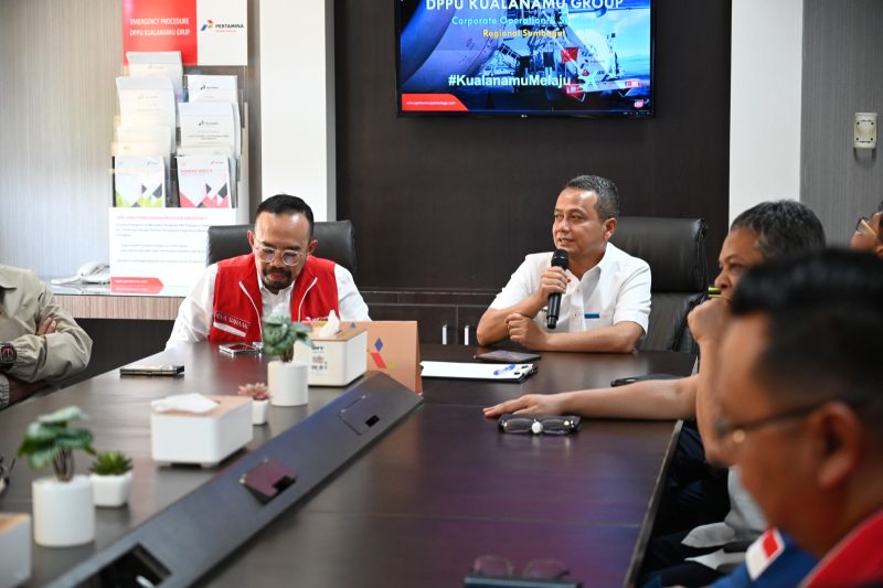 Keterangan Foto 2 : Wakil Direktur Utama Pertamina Wiko Migantoro bersama Direktur Utama Pertamina Patra Niaga Riva Siahaan pada kunjungan ke kantor Aviation Fuel Terminal Kualanamu, Deli Serdang, Sumatra Utara. Senin (18/03/2024).