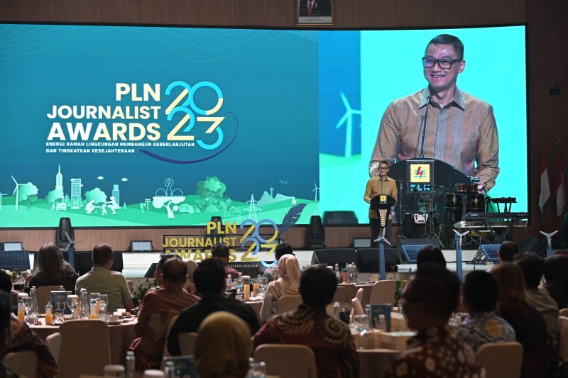 Direktur Utama PLN Darmawan Prasodjo saat menyampaikan sambutan dalam acara Penganugerahan Pemenang PLN Journalist Awards 2023 yang digelar di PLN Kantor Pusat, Jakarta, Rabu (20/3).