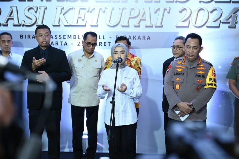 Keterangan Foto 2: Direktur Utama Pertamina Nicke Widyawati memberikan keterangan kepada awak media mengenai kesediaan pasokan BBM pada saat dan setelah Idul Fitri 1445 H sesaat setelah Rapat Koordinasi Lintas Sektoral Operasi Ketupat 2024 di Birawa Assembly Hall, Bidakara, Jakarta. Senin (25/03/2024).