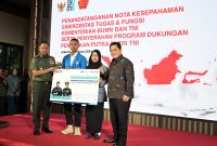 Menteri BUMN Erick Thohir (kanan) dan Panglima TNI Jenderal Agus Subiyanto (kiri) menyerahkan secara simbolis bantuan pendidikan dari BUMN untuk putra-putri TNI. Sebagai koordinator program ini, PLN berkolaborasi bersama 38 BUMN lainnya telah menyalurkan dukungan bagi 1.831 penerima manfaat yang tersebar di tanah air. Untuk tahun 2024 ini, Kementerian BUMN dan sinergi BUMN juga tetap hadir dalam memberikan dukungan pendidikan bagi 1.850 Putra dan Putri TNI yang berprestasi di 38 Provinsi di Indonesia.