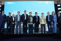 Direktur Jenderal Ketenagalistrikan Kementerian Energi dan Sumber Daya Mineral (ESDM) Jisman P. Hutajulu (tengah) bersama Direktur Utama PLN Darmawan Prasodjo (lima dari kiri), Direktur Pembinaan Program Ketenagalistrikan Kementerian ESDM Wanhar (empat dari kanan), Direktur Retail dan Niaga PLN Edi Srimulyanti (tiga dari kiri), Direktur Pembangkitan Adi Lumakso (dua dari kiri), Direktur Transmisi dan Perencanaan Sistem PLN Evy Haryadi (kiri), Direktur Distribusi PLN Adi Priyanto (kanan), Direktur Eksekutif Centre For Strategic And International Studies Yose Rizal Damuri (empat dari kiri), Akademisi Pusat Studi Energi Universitas Gadjah Mada Deendarlianto (lima dari kanan), Pemimpin Redaksi Harian Kompas Sutta Dharmasaputra (tiga dari kanan), Moderator Diskusi Mysister Silvilona Tarigan (dua dari kanan) foto bersama pada acara Road to PLN Investment Days 2024 yang digelar di Jakarta, Rabu (06/03).