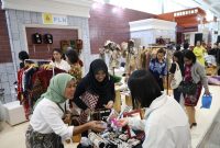 Antusiasme pengunjung pada booth PLN di gelaran INACRAFT 2024 yang menampilkan produk-produk unggulan dari 51 perwakilan Usaha Mikro Kecil (UMK) Binaan PLN.