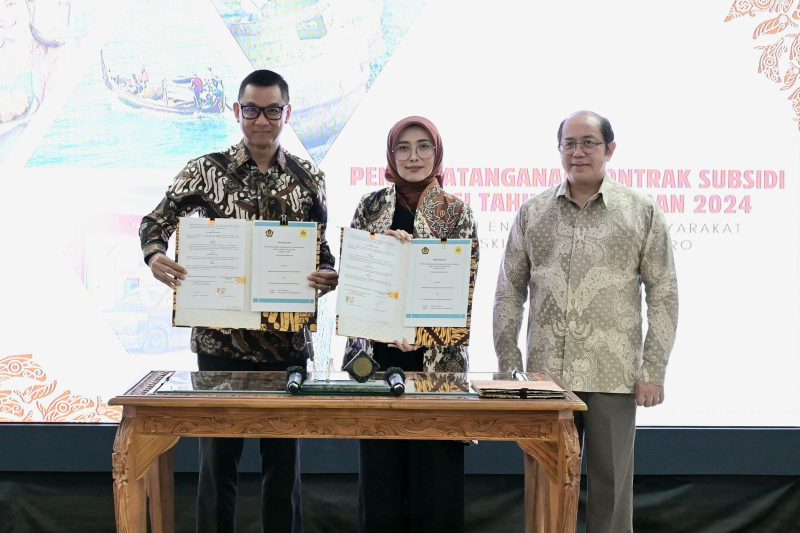 Penandatanganan Kontrak Subsidi Energi 2024 antara PLN yang diwakili Direktur Utama PLN, Darmawan Prasodjo (kiri) dengan Kementerian Keuangan yang diwakili Direktur Penerimaan Negara Bukan Pajak Sumber Daya Alam (PNBP SDA) dan Kekayaan Negara, Rahayu Puspasari (tengah) dan disaksikan Direktur Jenderal Anggaran Kementerian Keuangan RI, Isa Rachmatarwata (kanan).