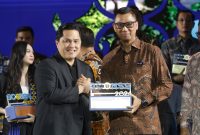Menteri Badan Usaha Milik Negara Erick Thohir (kiri) saat menyerahkan penghargaan Best CEO of Communications kepada Direktur Utama PLN Darmawan Prasodjo (kanan) dalam ajang BUMN Corporate Communications and Sustainability Summit (BCOMSS) 2024 yang diselenggarakan di Senayan, Jakarta Kamis (7/3).