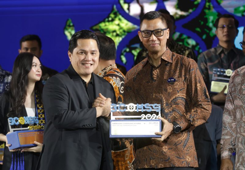 Menteri Badan Usaha Milik Negara Erick Thohir (kiri) saat menyerahkan penghargaan Best CEO of Communications kepada Direktur Utama PLN Darmawan Prasodjo (kanan) dalam ajang BUMN Corporate Communications and Sustainability Summit (BCOMSS) 2024 yang diselenggarakan di Senayan, Jakarta Kamis (7/3).