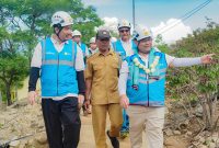 General Manager PLN Unit Induk Wilayah NTB, Sudjarwo (kanan), Manager PLN Unit Pelaksana Pelayanan Pelanggan Bima, Adrian Sitompul (kiri), bersama Kepala Dusun Bajo Barat, Sudirman (tengah) meninjau  instalasi kelistrikan milik PLN.