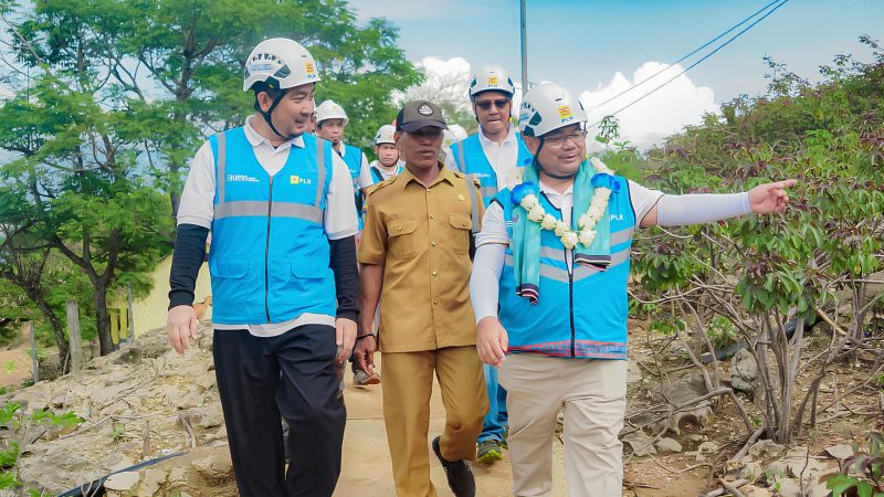 General Manager PLN Unit Induk Wilayah NTB, Sudjarwo (kanan), Manager PLN Unit Pelaksana Pelayanan Pelanggan Bima, Adrian Sitompul (kiri), bersama Kepala Dusun Bajo Barat, Sudirman (tengah) meninjau  instalasi kelistrikan milik PLN.