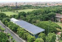 Penggunaan Pembangkit Listrik Tenaga Surya (PLTS) Atap berkapasitas 158 kilowatt peak (kWp) di Kantor Gubernur Bali.