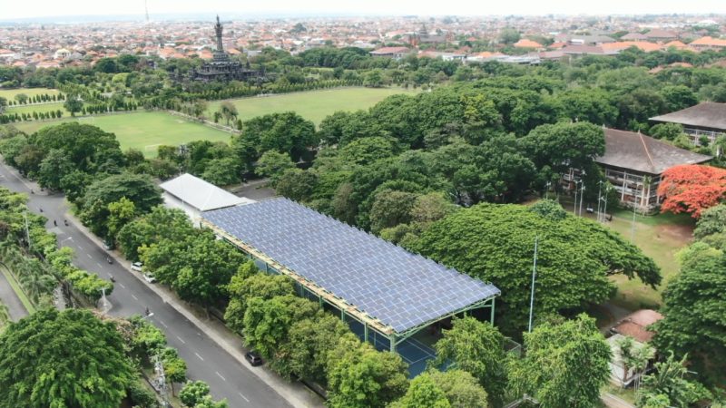 Penggunaan Pembangkit Listrik Tenaga Surya (PLTS) Atap berkapasitas 158 kilowatt peak (kWp) di Kantor Gubernur Bali.