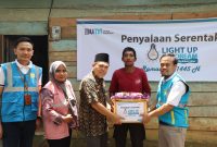 Penyalaan listrik penerima bantuan Light Up The Dream kepada Wagiran (kedua kanan) yang selama 3 tahun hidup dengan menyalur listrik dari tetangga beserta penyerahan bantuan sembako oleh Asisten 2 Kabupaten Bungo Saiful Azhar (tengah), dan Manager UP3 Muara Bungo Agung Pratomo (kanan).