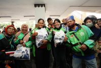 Senang dan bahagia yang dirasakan ojek online mendapatkan sembako murah dalam acara Safari Ramadan BUMN di GOR Ciracas, Jakarta Timur (3/4).