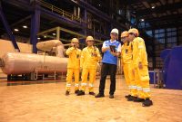 Direktur Utama PLN Darmawan Prasodjo (tengah) bersama petugas PLN Nusantara Power mengecek kondisi generator PLTU Paiton, di Probolinggo, Jawa Timur, Jumat (5/5). PLTU Paiton berkapasitas 4,7 Giga Watt (GW) berkontribusi memasok sekitar 60% listrik di Jawa Timur.