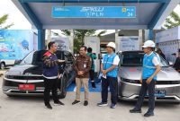 General Manager PLN Unit Induk Distribusi Sumatera Selatan, Jambi dan Bengkulu (UID S2JB) Adhi Herlambang (kedua dari kanan) dan Kepala Dinas ESDM Provinsi Sumatera Selatan Hendriansyah (kedua dari kiri) dan Kepala Pengelola Rest Area 311A Arief Mahmudi (kiri) saat melakukan pengecekan kesiapan SPKLU di Rest Area 311A Tol Terbangi-Pematang Panggang-Kayu Agung pada Minggu (7/4).