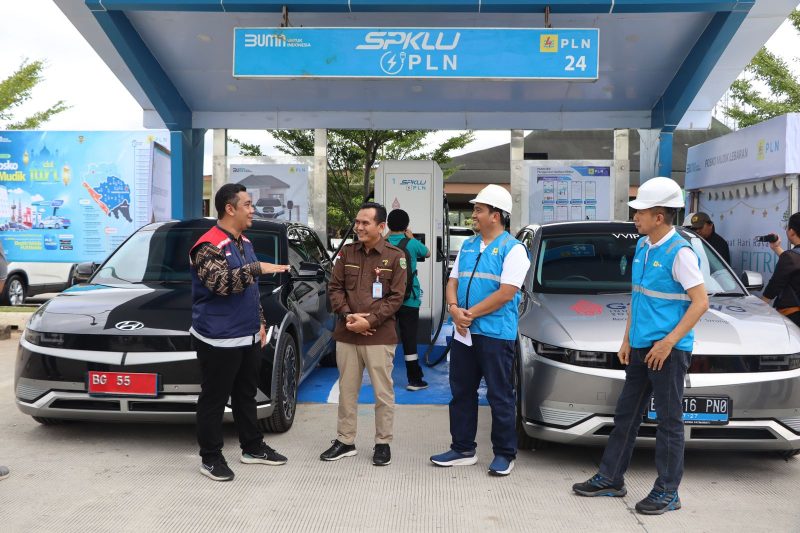 General Manager PLN Unit Induk Distribusi Sumatera Selatan, Jambi dan Bengkulu (UID S2JB) Adhi Herlambang (kedua dari kanan) dan Kepala Dinas ESDM Provinsi Sumatera Selatan Hendriansyah (kedua dari kiri) dan Kepala Pengelola Rest Area 311A Arief Mahmudi (kiri) saat melakukan pengecekan kesiapan SPKLU di Rest Area 311A Tol Terbangi-Pematang Panggang-Kayu Agung pada Minggu (7/4).