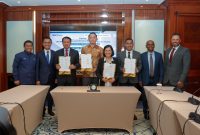 Penandatanganan kerja sama terkait pengembangan infrastruktur midstream LNG cluster Sulawesi-Maluku antara PLN dan Konsorsium AGP-SBS-KPMOG. Kiri ke kanan: Direktur Perencanaan Korporat  dan Pengembangan Bisnis PLN Hartanto Wibowo, Direktur Gas dan BBM PLN EPI Rakhmad Dewanto, Direktur Utama PLN EPI Iwan Agung Firstantara, Attorney in Fact of Director of PT Suasa Benua Sukses  Indrawan Indratno, Director AGP Indonesia Utama Erita Yohan, Director of PT KPM Oil & Gas Lenaldy Nuari Garnoko, CEO of AG&P LNG and Commissioner AGP Indonesia Utama Karthik Sathyamoorthy, CEO of Nebula Energy and Vice Chairman AG&P LNG Sam Abdalla.