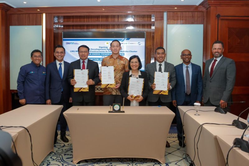 Penandatanganan kerja sama terkait pengembangan infrastruktur midstream LNG cluster Sulawesi-Maluku antara PLN dan Konsorsium AGP-SBS-KPMOG. Kiri ke kanan: Direktur Perencanaan Korporat  dan Pengembangan Bisnis PLN Hartanto Wibowo, Direktur Gas dan BBM PLN EPI Rakhmad Dewanto, Direktur Utama PLN EPI Iwan Agung Firstantara, Attorney in Fact of Director of PT Suasa Benua Sukses  Indrawan Indratno, Director AGP Indonesia Utama Erita Yohan, Director of PT KPM Oil & Gas Lenaldy Nuari Garnoko, CEO of AG&P LNG and Commissioner AGP Indonesia Utama Karthik Sathyamoorthy, CEO of Nebula Energy and Vice Chairman AG&P LNG Sam Abdalla.