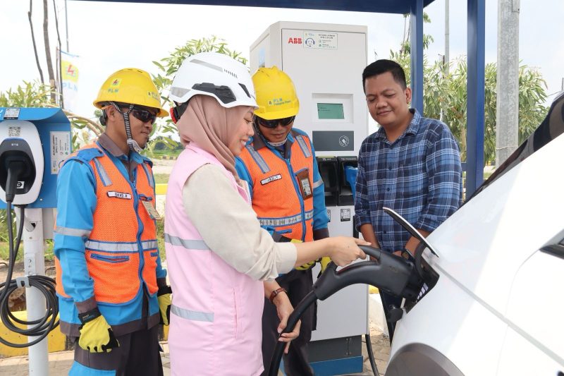 Widya Eka Kristanti, Manager PLN ULP Sukadana (kedua dari kiri) sedang membantu pengguna mobil listrik yang melakukan pengisian daya di SPKLU Rest Area Tol Trans Sumatra KM 116B.