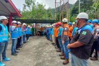 Manajemen PLN UID Suluttenggo saat melakukan Briefing kepada Tim Gabungan Penormalan Kelistrikan di Pulau Tagulandang yang terdiri dari Petugas Pembangkit Petugas Pelayanan Teknik dan Petugas PDKB sebelum memulai perbaikan pada Minggu (21/04).