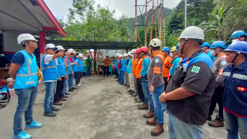 Manajemen PLN UID Suluttenggo saat melakukan Briefing kepada Tim Gabungan Penormalan Kelistrikan di Pulau Tagulandang yang terdiri dari Petugas Pembangkit Petugas Pelayanan Teknik dan Petugas PDKB sebelum memulai perbaikan pada Minggu (21/04).