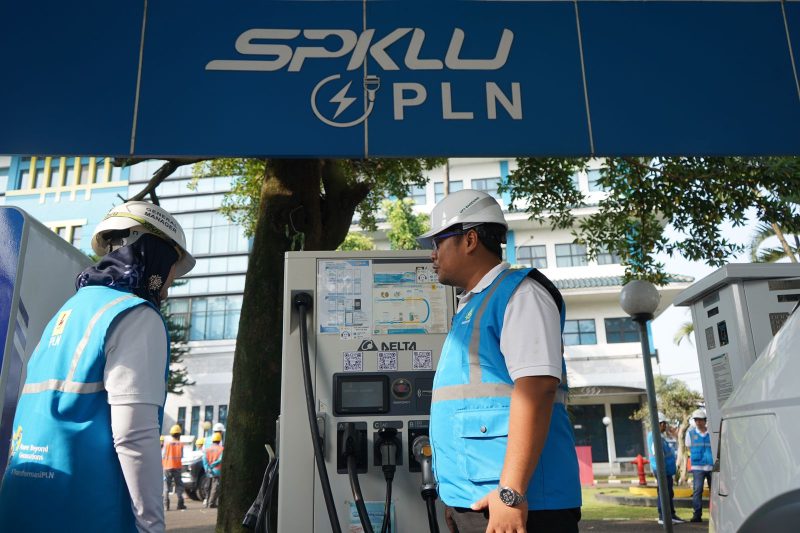 General Manager PLN Unit Induk Distribusi Jawa Barat Susiana Mutia (kiri) didampingi Manajer PLN Unit Pelaksana Pelayanan Pelanggan Bandung Leandra Agung (kanan) melakukan pengecekan SPKLU yang berlokasi di PLN Bandung.