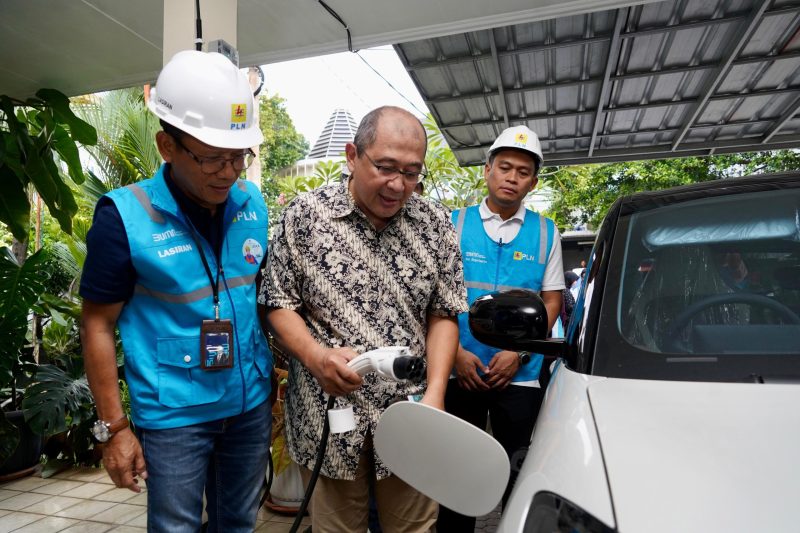 General Manager PLN UID Jakarta Raya Lasiran (kiri) dan Senior Manager Niaga dan Manajemen Pelanggan PLN UID Jakarta Raya Inu Suprianto (kanan) mendampingi pelanggan melakukan pengisian daya mobil listrik menggunakan home charging.