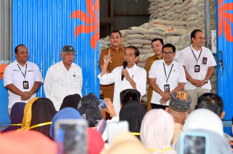 Jokowi Tinjau Stok Beras dan Serahkan Bantuan Pangan di Kabupaten Bungo di Jambi