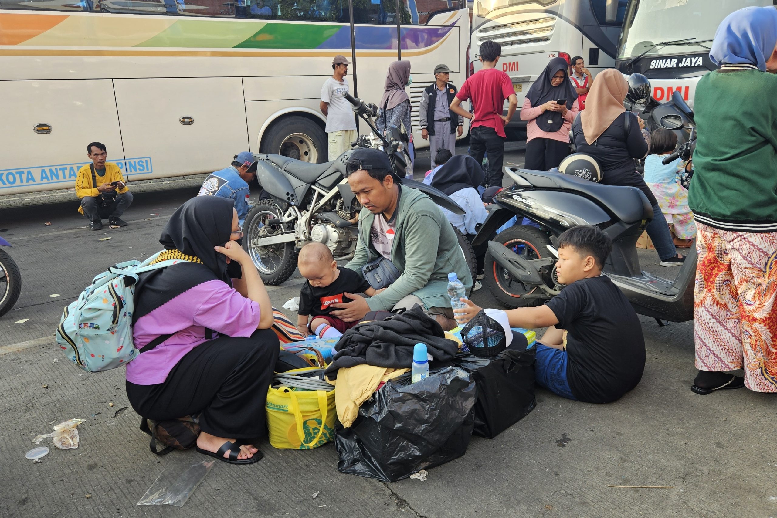 Sabar Menanti Berjam-jam, Ratusan Pemudik Tertahan di Terminal Induk Kota Bekasi