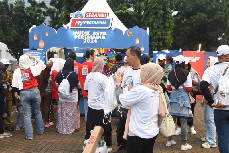 Keterangan Foto 2: Pemudik mengunjungi booth MyPertamina pada acara “Mudik Asyik Pertamina 2024” yang diselenggarakan di Gelora Bung Karno, Jakarta, Rabu (3/4/2024).
