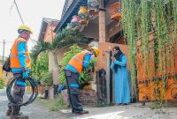 Petugas PLN tetap siaga melayani masyarakat saat masa mudik Idul Fitri 1445 H.
