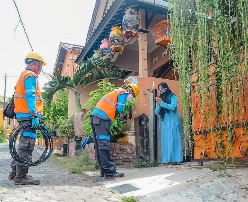 Petugas PLN tetap siaga melayani masyarakat saat masa mudik Idul Fitri 1445 H.