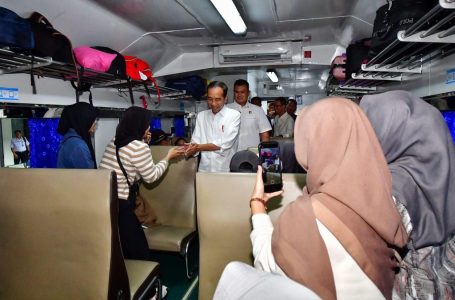 Jokowi Tinjau Arus Mudik Lebaran di Stasiun Pasar Senen
