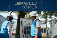 General Manager PLN Unit Induk Distribusi Jawa Barat Susiana Mutia (kiri) didampingi Manajer PLN Unit Pelaksana Pelayanan Pelanggan Bandung Leandra Agung (kanan) melakukan pengecekan SPKLU yang berlokasi di PLN Bandung.