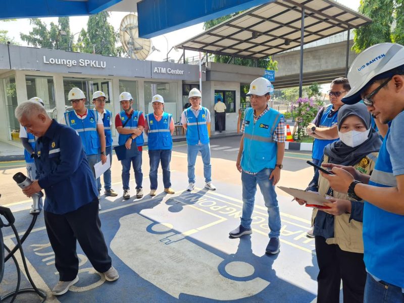 Auditor Ahli Madya Itjen Kementerian ESDM Alpha Febrianto (kiri) mengecek mesin SPKLU di Kantor PLN UID Banten didampingi Senior Manager Niaga dan Manajemen Pelanggan PLN UID Banten Ari Prasetyo Nugroho (keempat dari kanan) dan jajaran.