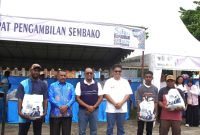 General Manager PLN Unit Induk Wilayah (UIW) Papua dan Papua Barat, Budiono (tiga dari kiri) bersama Sekretaris Daerah Kabupaten Nabire, Piter Erari (dua dari kiri) dan Manager PLN Unit Pelaksana Pelayanan Pelanggan Nabire, Parmonangan Andreas Sitorus (tiga dari kanan), menyerahkan paket sembako murah secara simbolis kepada beberapa masyarakat Kelurahan Oheye, Kabupaten Nabire, pada acara Safari Ramadhan BUMN, Kamis (28/3).